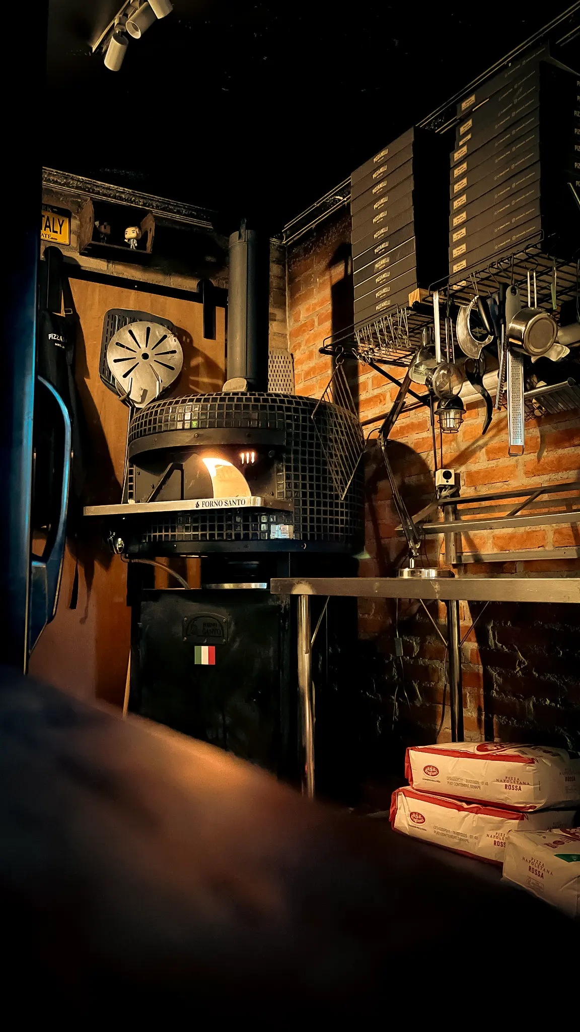 Forno da Pizzanelli aceso e pronto para as pizzas