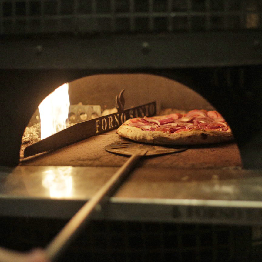 Pizza napolitana artesanal, recém-saída do forno