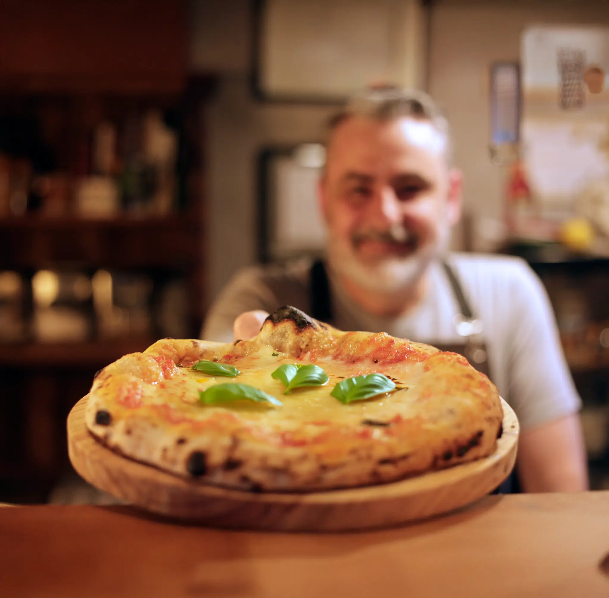 Leo Nelli com uma pizza napolitana recém-assada