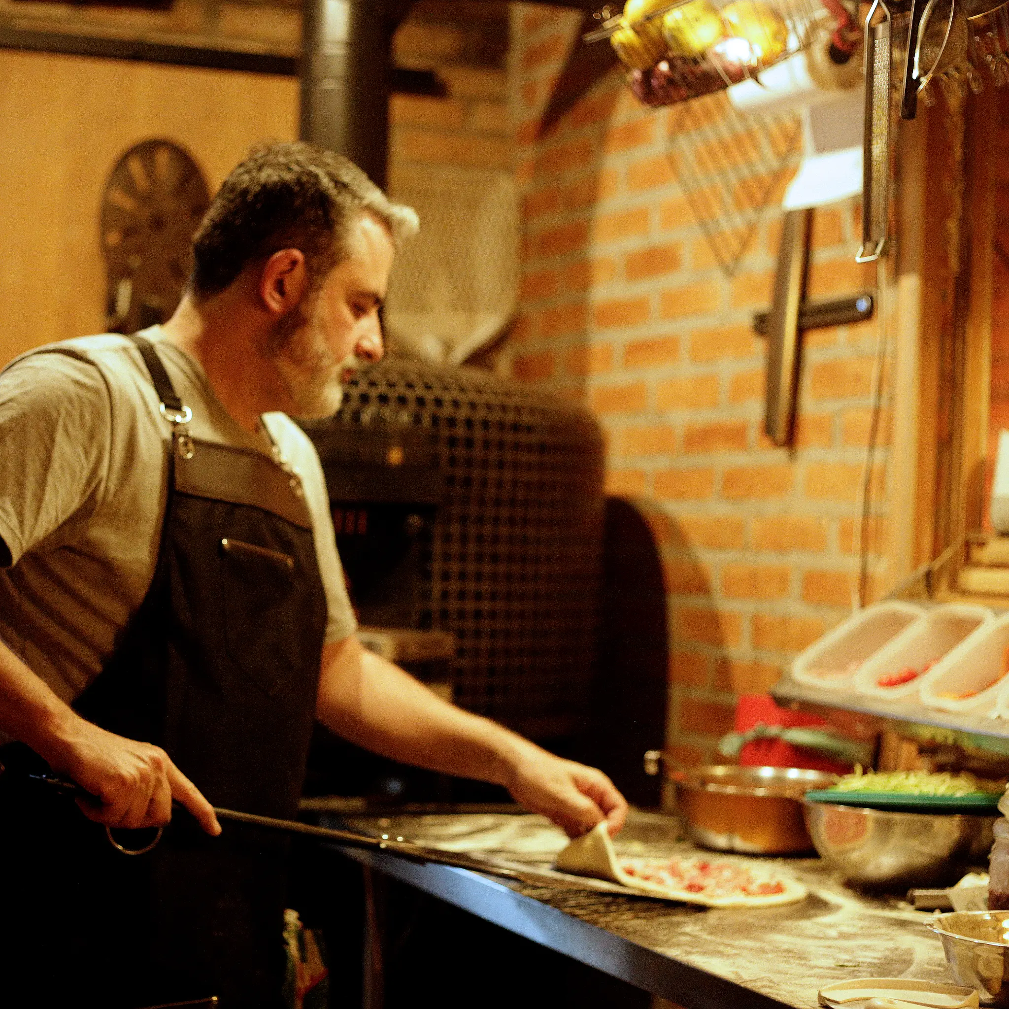 Leo Nelli preparando uma pizza na Pizzanelli